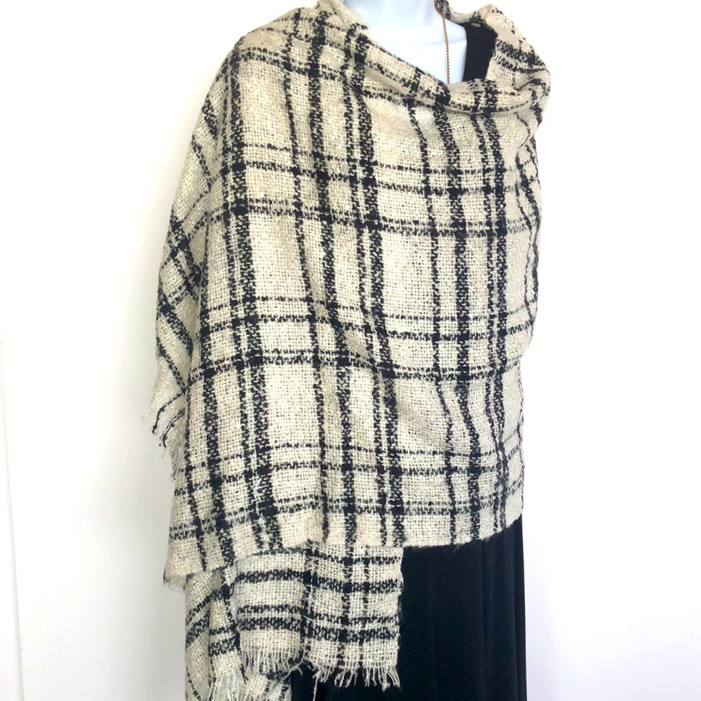 Apt 9 Long scarf Black and White 110% Acrylic 26"x76"